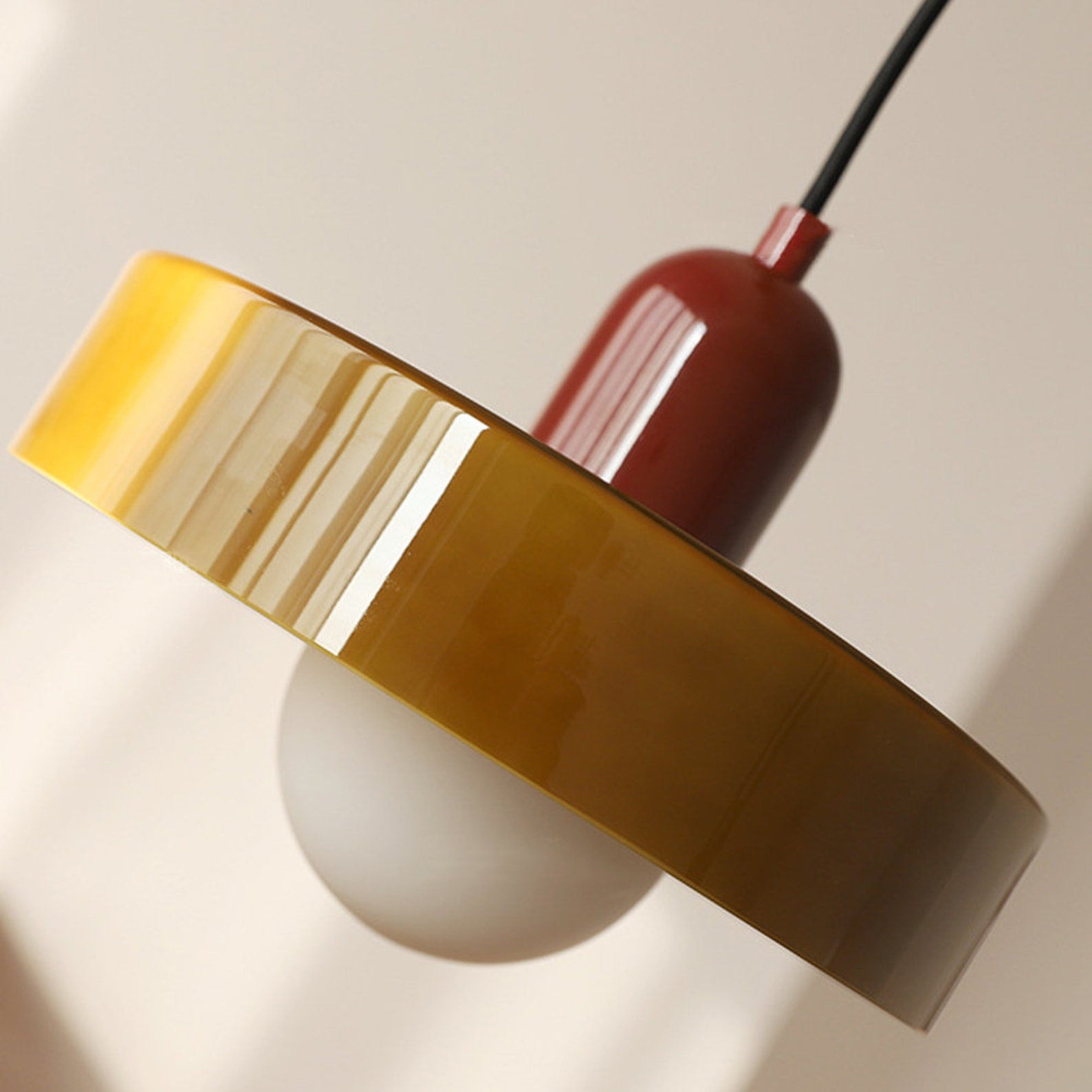 Lampe Suspendue Bauhaus en Verre Coloré – Luminaire Suspendu Rond, Design Moderne, Dimensions D25 x H18 cm, Longueur de Câble Réglable