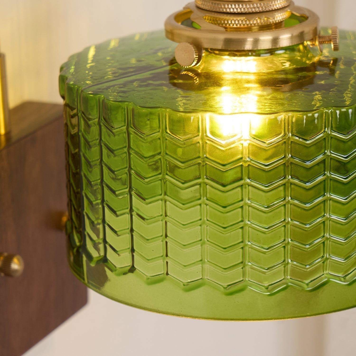 Applique Murale en Verre Artisanal avec Base en Bois – Lampe Murale Rustique pour Chambre ou Salon, Éclairage Doux et Apaisant