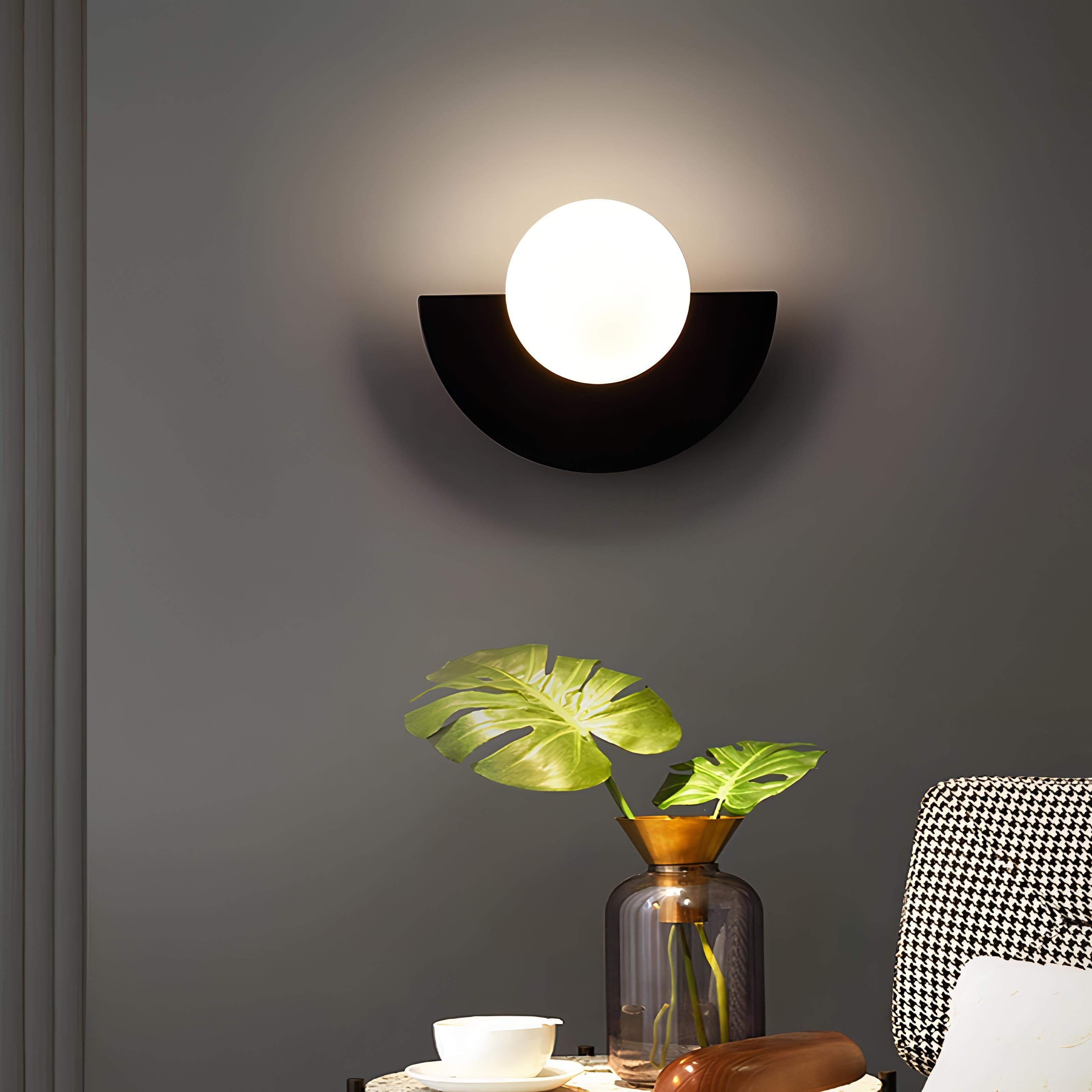 Applique Murale Design Scandinave Arrondie en Métal – Éclairage Minimaliste pour Salon et Intérieur Moderne