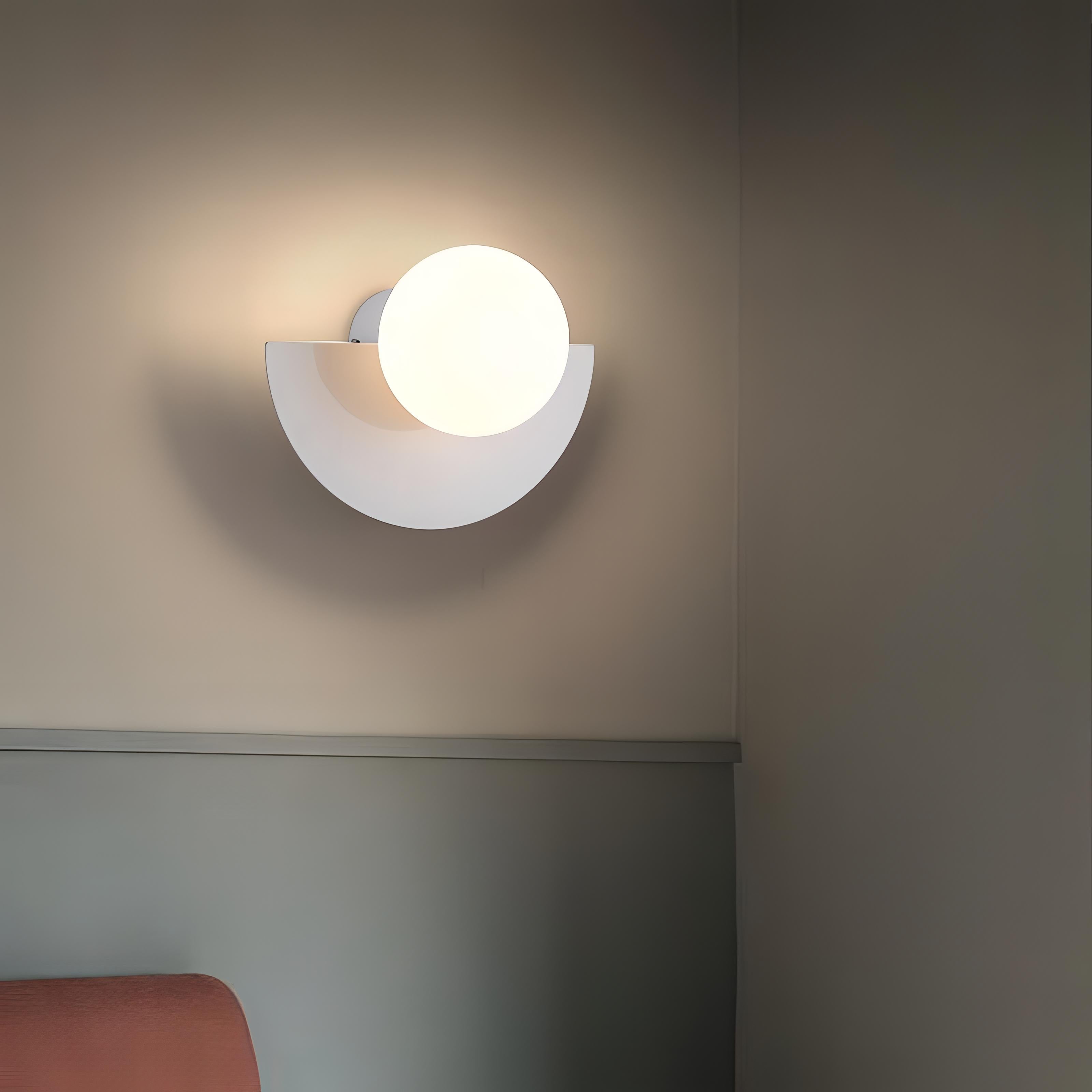 Applique Murale Design Scandinave Arrondie en Métal – Éclairage Minimaliste pour Salon et Intérieur Moderne