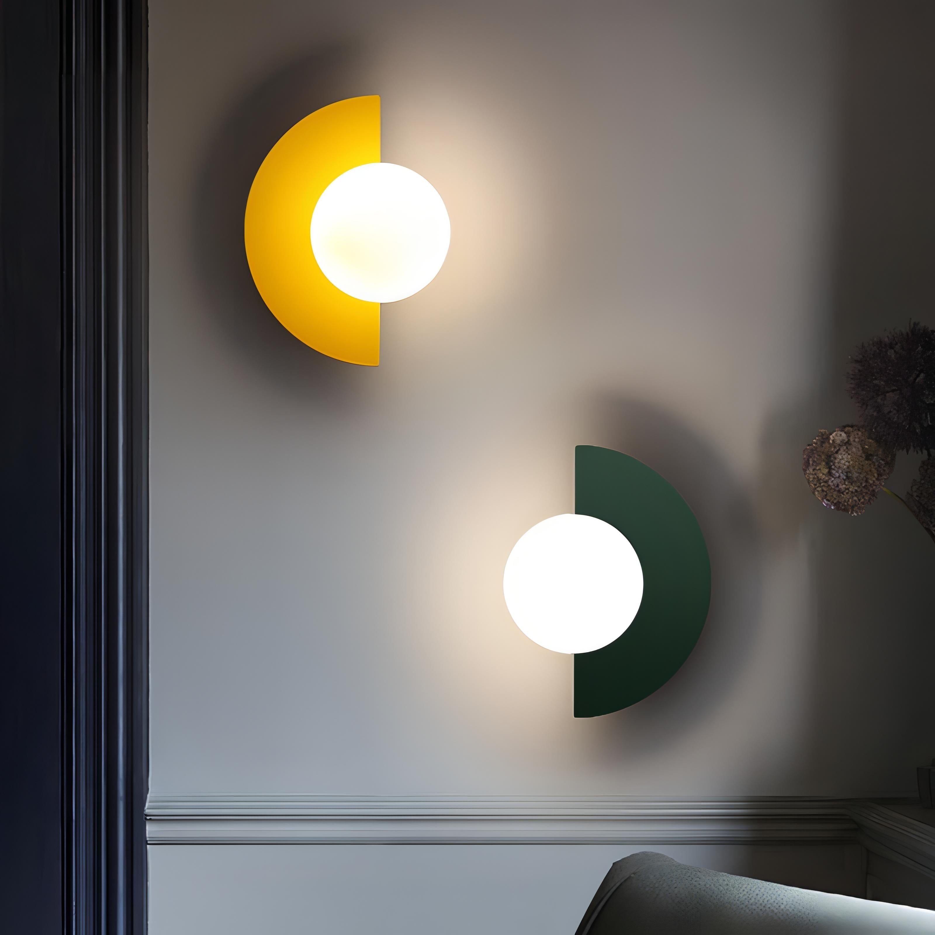 Applique Murale Design Scandinave Arrondie en Métal – Éclairage Minimaliste pour Salon et Intérieur Moderne